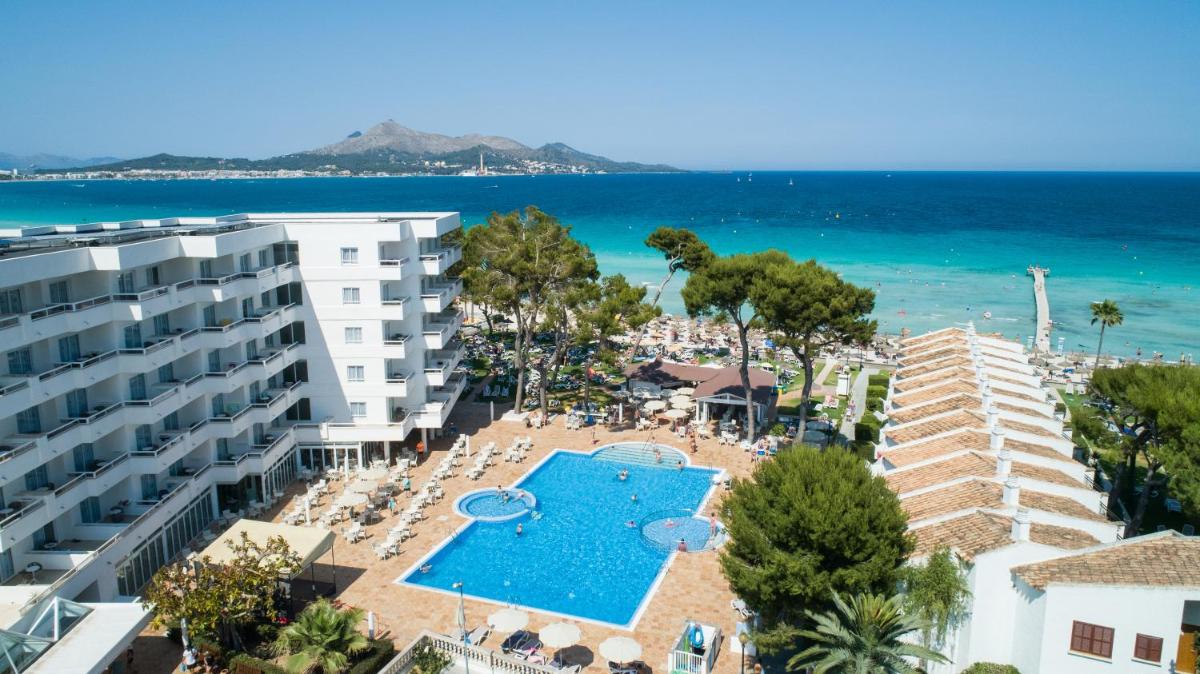 Una vista aérea de un resort con piscina y el océano. en Grupotel Los Príncipes & Spa, en Playa de Muro