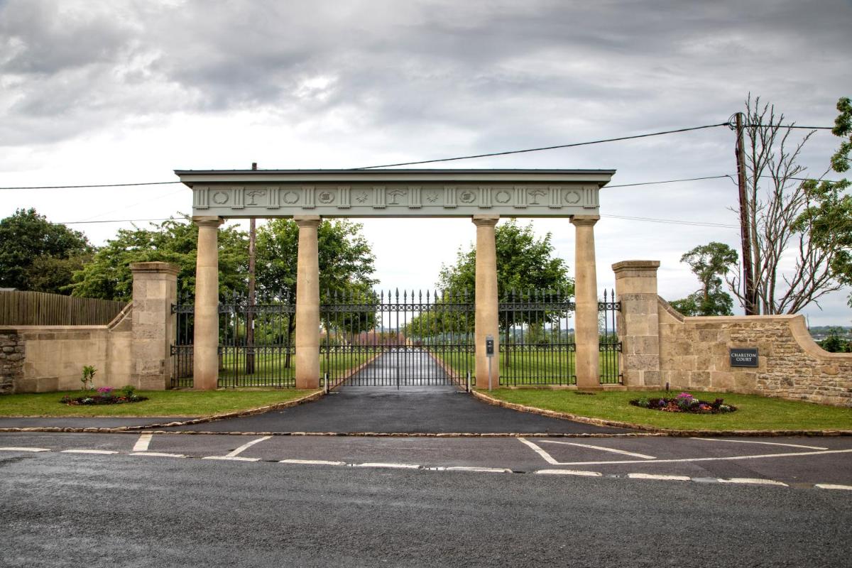 Charlton court - Housity