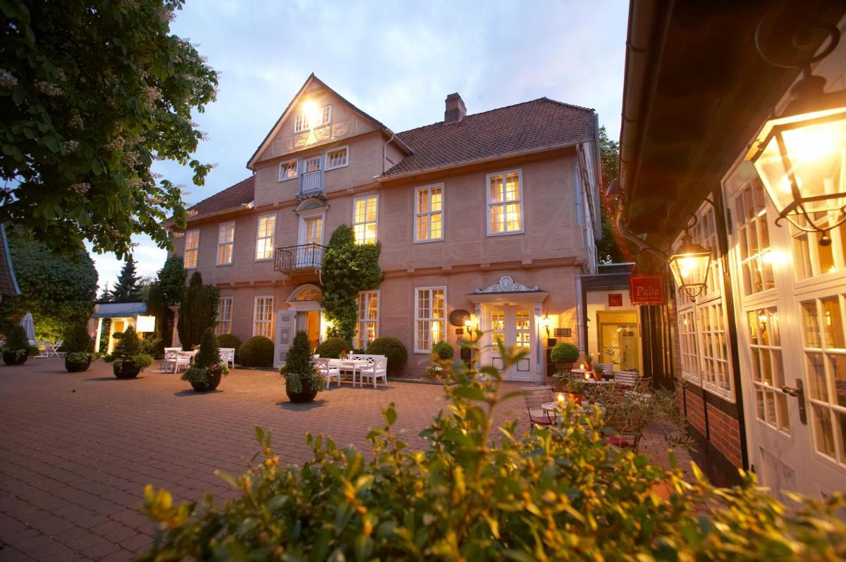 ein großes Haus mit einem Innenhof davor in der Unterkunft Althoff Hotel Fürstenhof in Celle