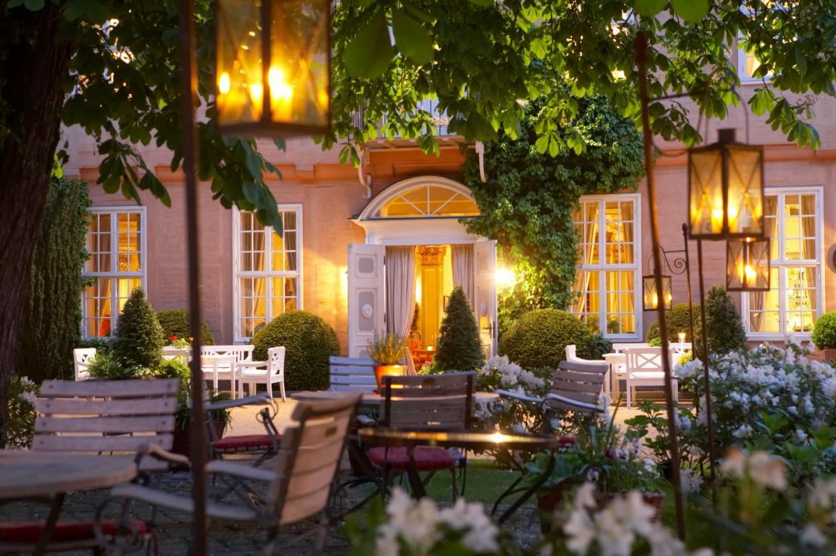 Ein Garten an der Unterkunft Althoff Hotel Fürstenhof