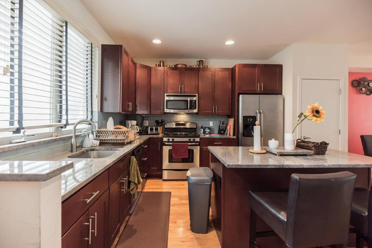Townhouse - 5 mins Center City -Convention Center - Housity