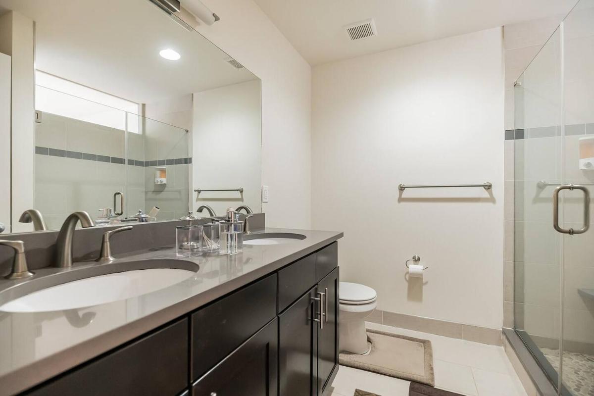 Townhouse - 5 mins Center City -Convention Center - Housity