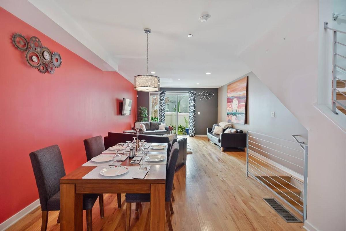 Townhouse - 5 mins Center City -Convention Center - Housity