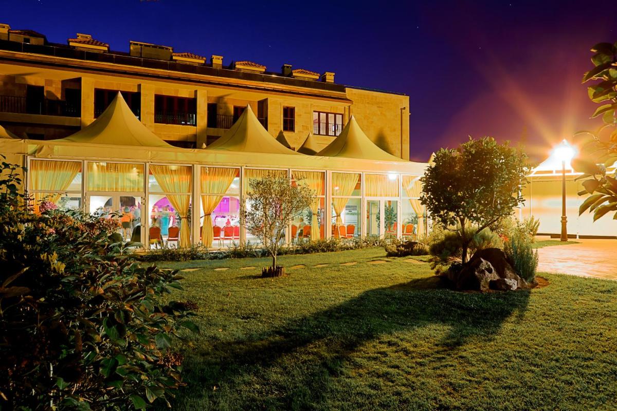 Jardín al aire libre en Hotel Spa Villa Pasiega