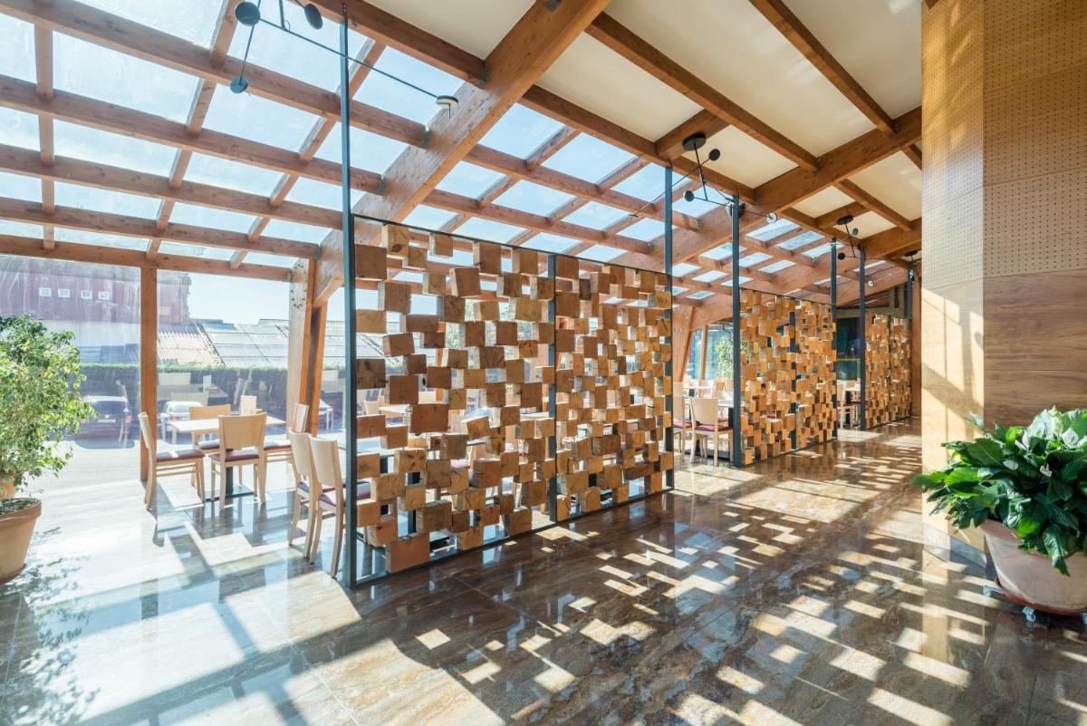 Un restaurante o sitio para comer en Hotel Spa Villa Pasiega