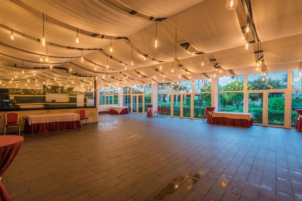 Un restaurante o sitio para comer en Hotel Spa Villa Pasiega