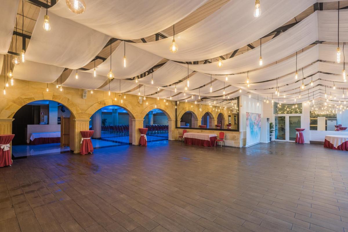 un gran salón de baile con mesas y sillas y un techo con luces. en Hotel Spa Villa Pasiega, en Hoznayo 60 fotos más