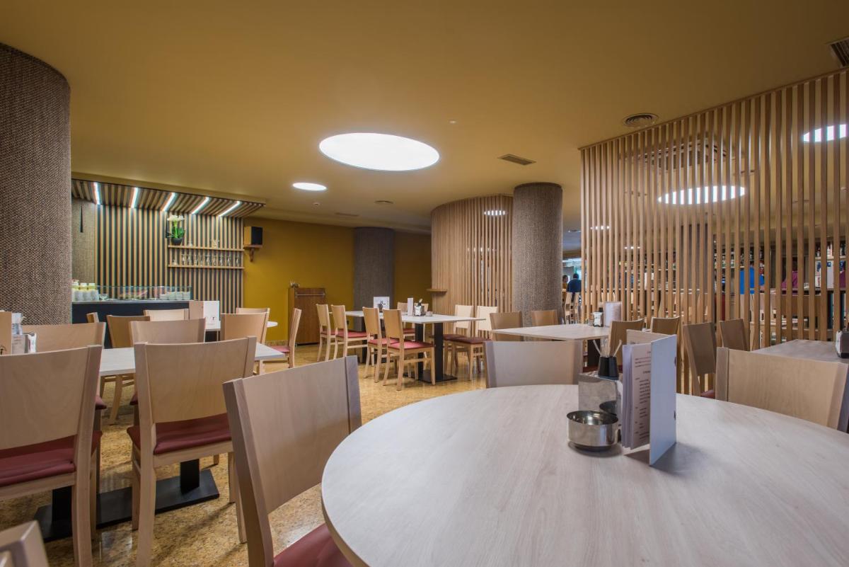 Un restaurante o sitio para comer en Hotel Spa Villa Pasiega