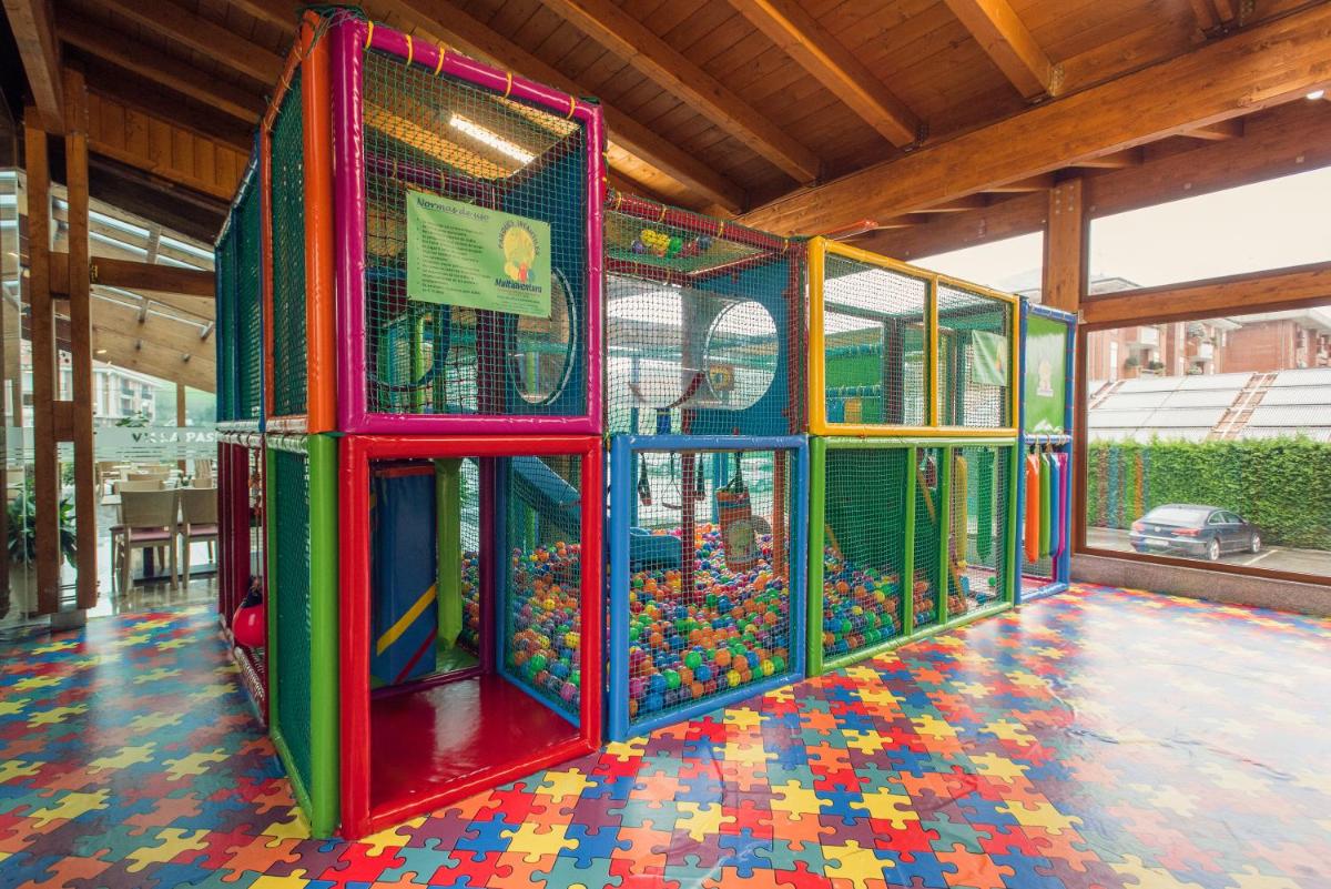 una sala de juegos con una jaula grande llena de juguetes en Hotel Spa Villa Pasiega, en Hoznayo