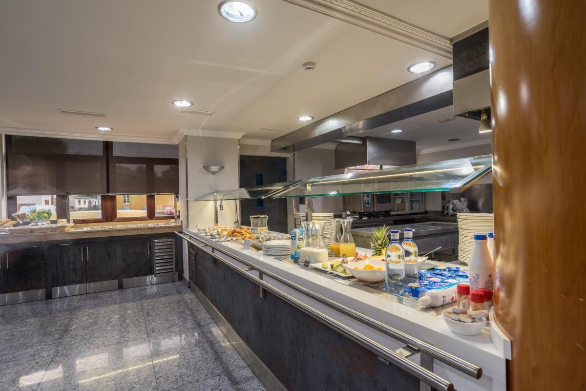Comida en o cerca de este hotel