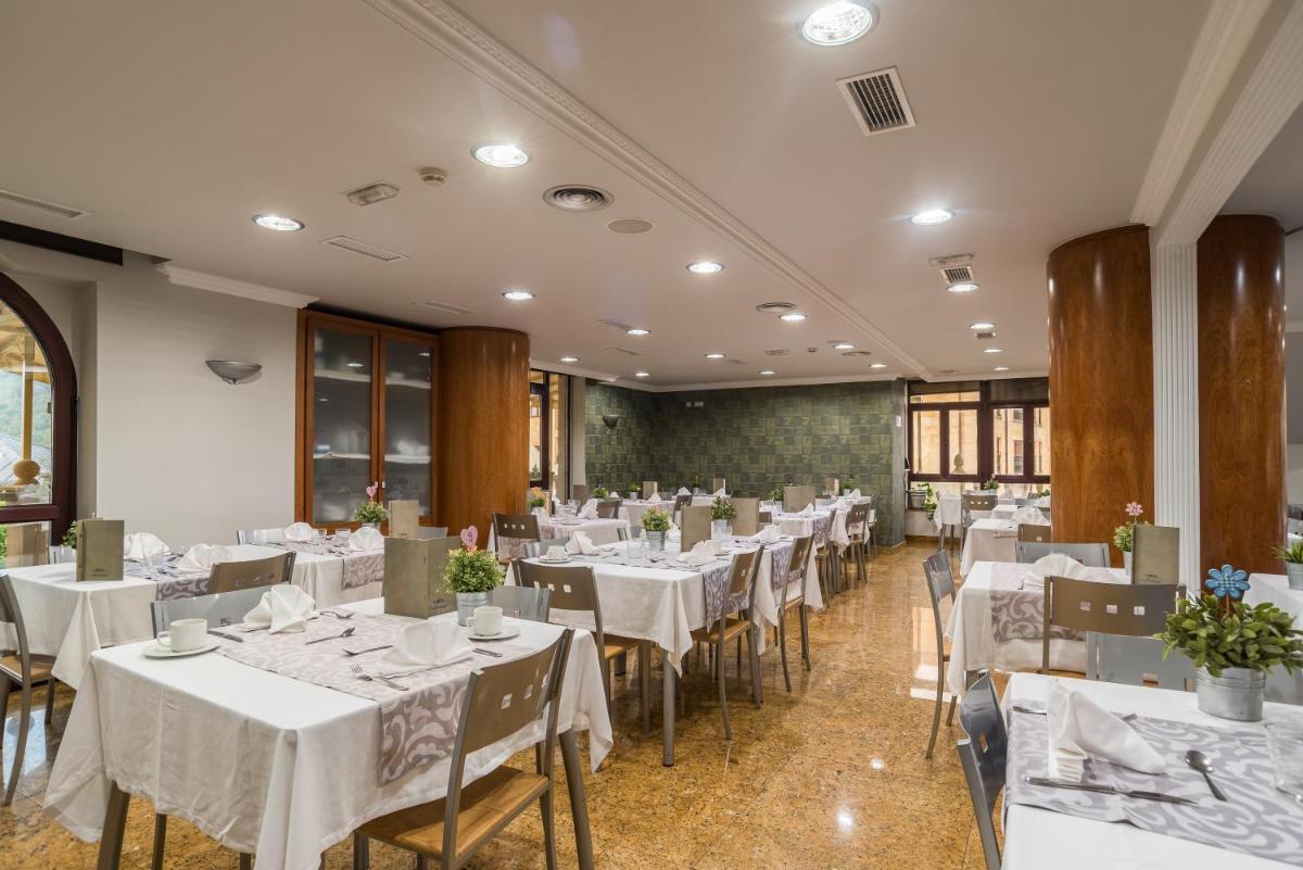 Un restaurante o sitio para comer en Hotel Spa Villa Pasiega
