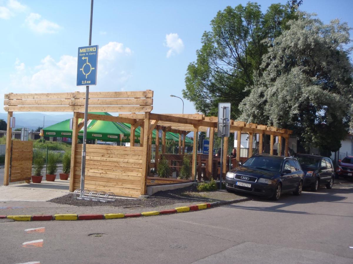 Victoria - Penzion & Restaurant - Housity