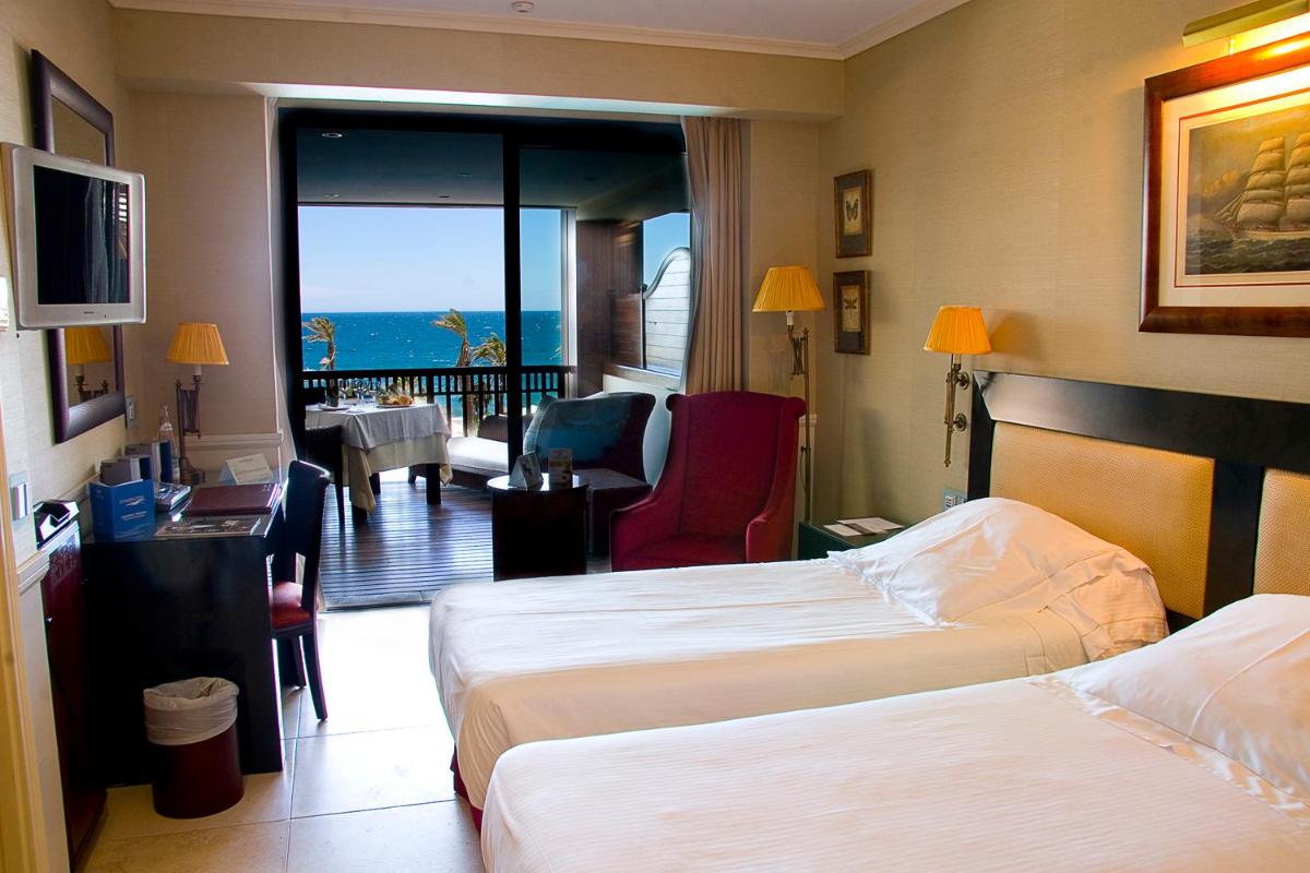 Cama o camas de una habitación en Gran Hotel Guadalpín Banus