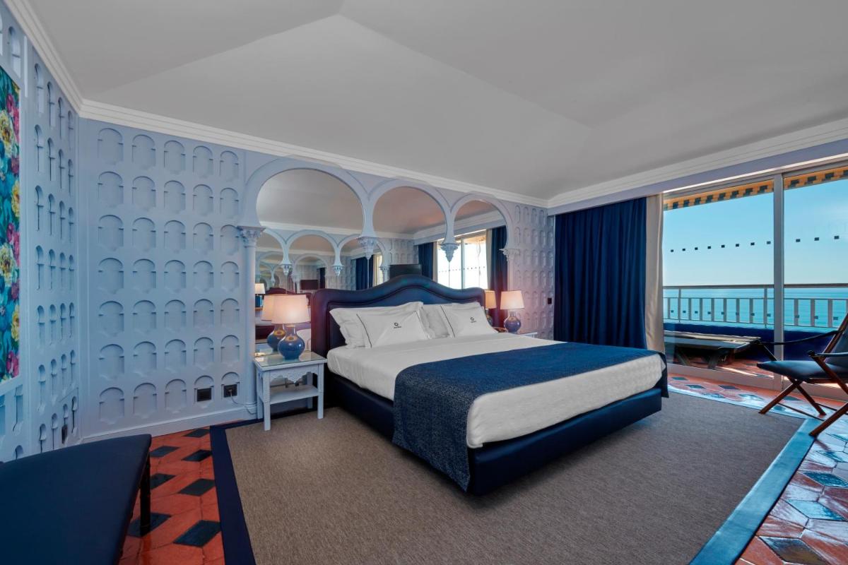 um quarto com cama king size e varanda em Algarve Casino Hotel em Portimão