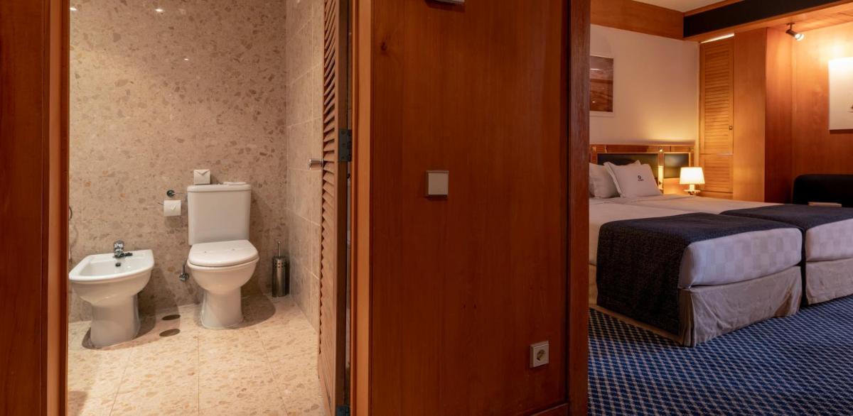 Uma casa de banho em Algarve Casino Hotel