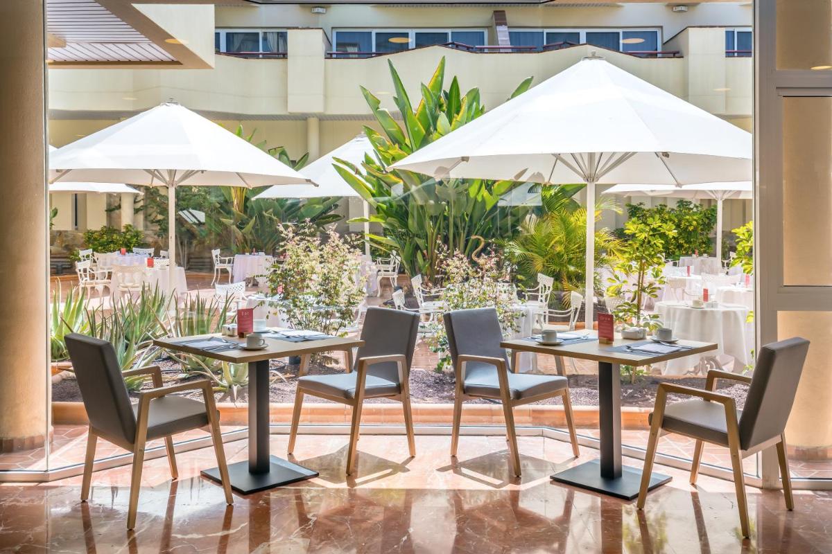 Un restaurante o sitio para comer en Barceló Corralejo Bay - Adults Only