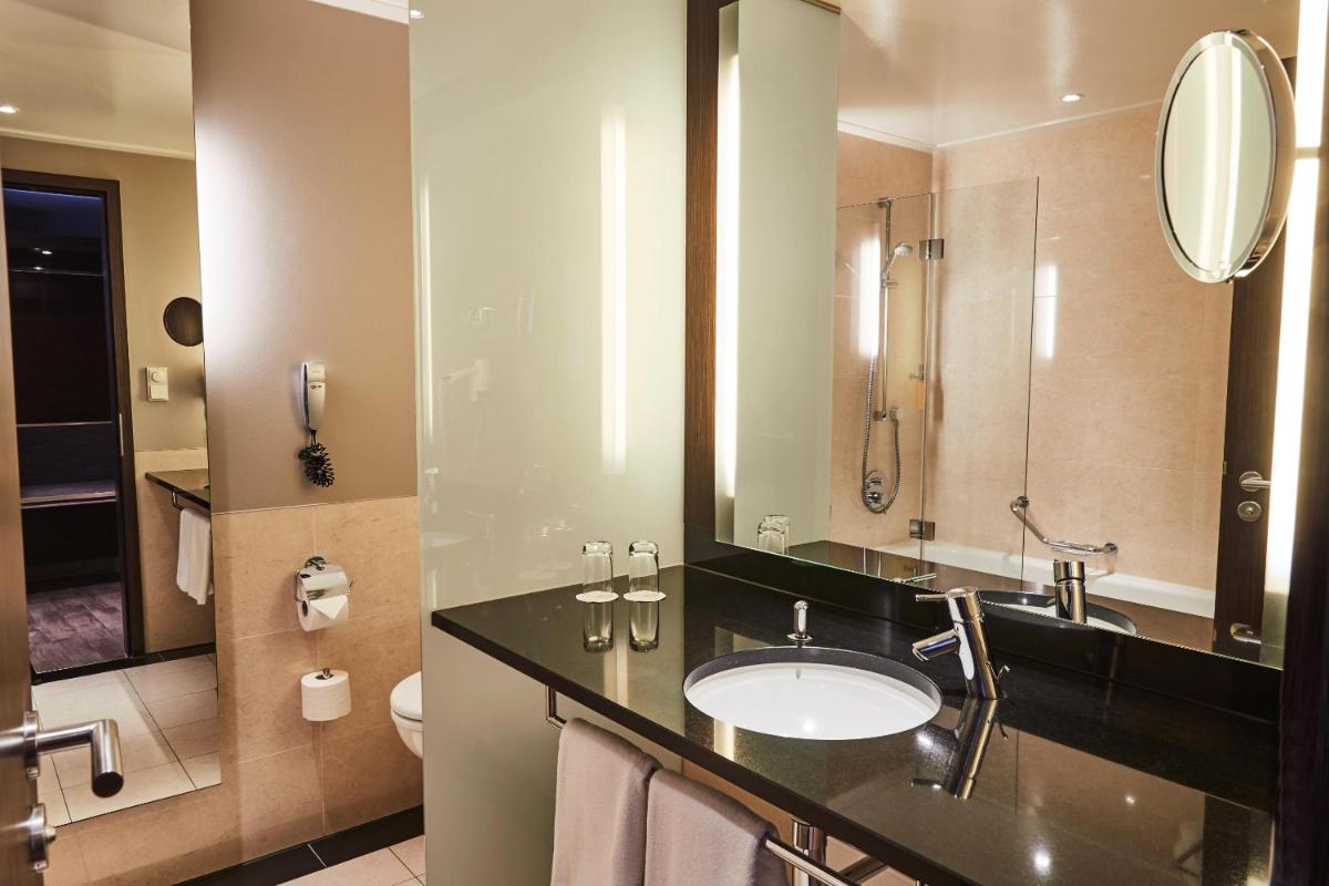 Ein Badezimmer in der Unterkunft Steigenberger Hotel de Saxe Ein Badezimmer in der Unterkunft Steigenberger Hotel de Saxe