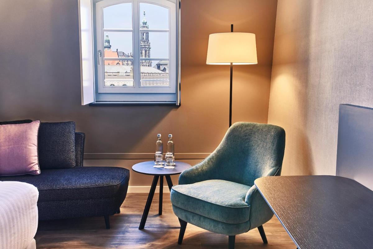 Ein Sitzbereich in der Unterkunft Steigenberger Hotel de Saxe Ein Sitzbereich in der Unterkunft Steigenberger Hotel de Saxe