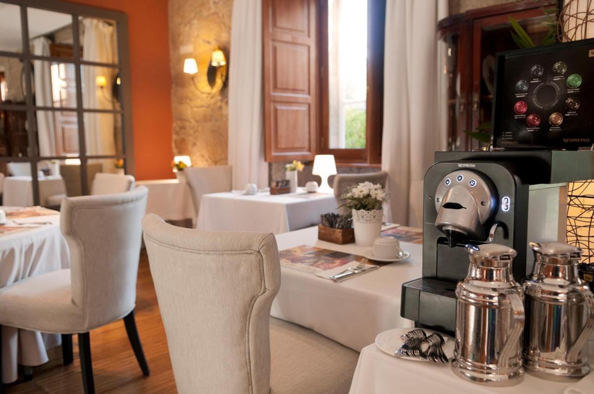 Un restaurante o sitio para comer en A Quinta Da Auga Hotel Spa Relais & Chateaux