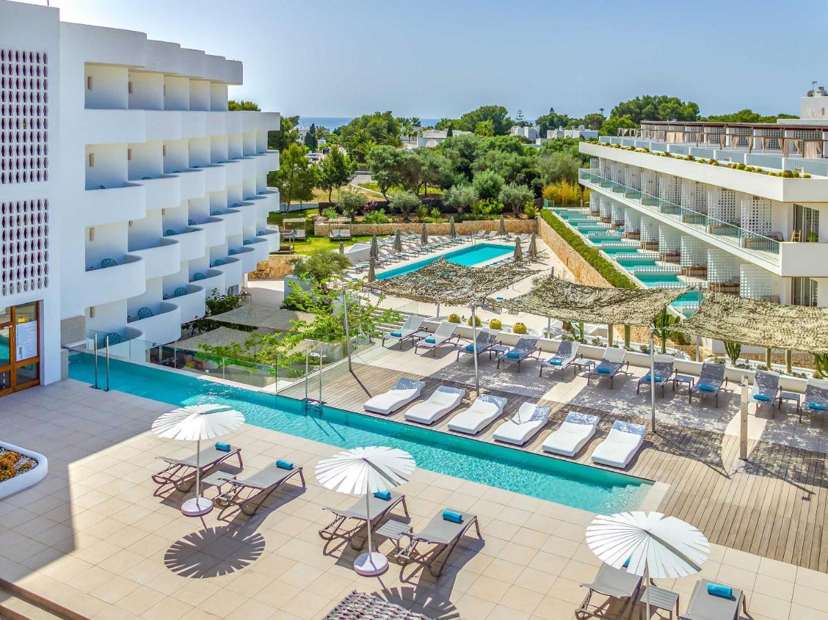 una vista aérea de la piscina del resort en Inturotel Cala Esmeralda Beach Hotel & Spa - Adults Only, en Cala d´Or