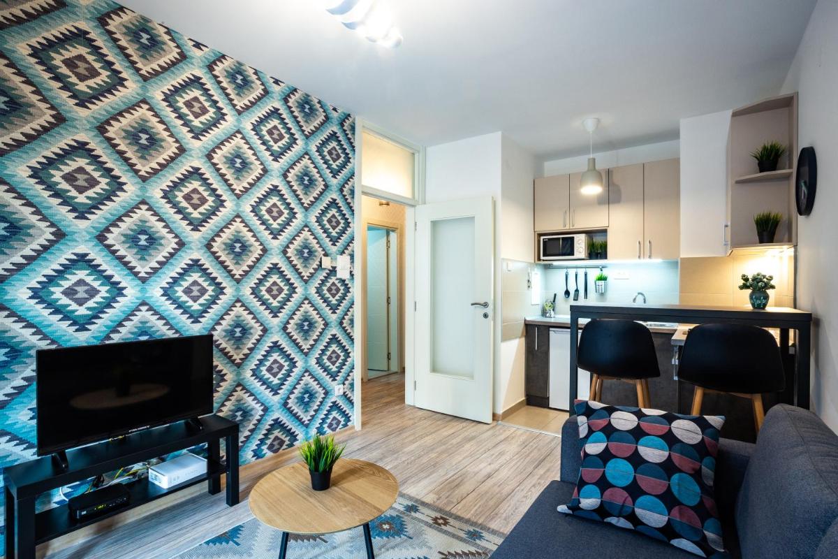 Modern Naive Downtown with free private garage-Fast WI-FI - Housity