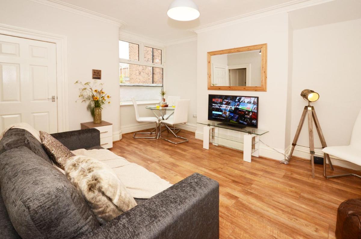 Hampton House by YourStays - 4 Bedroom House in Centre of Crewe - Housity