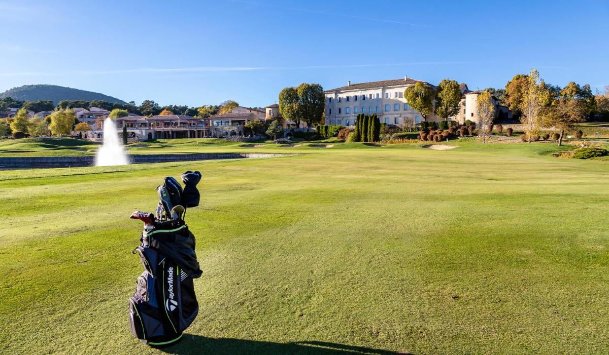 une moto garée sur un parcours de golf dans l'établissement Château et Golf De Taulane, à La Martre