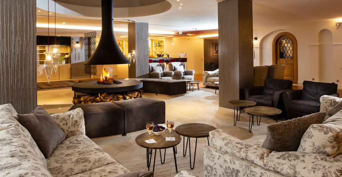 Coin salon dans l'établissement Château et Golf De Taulane