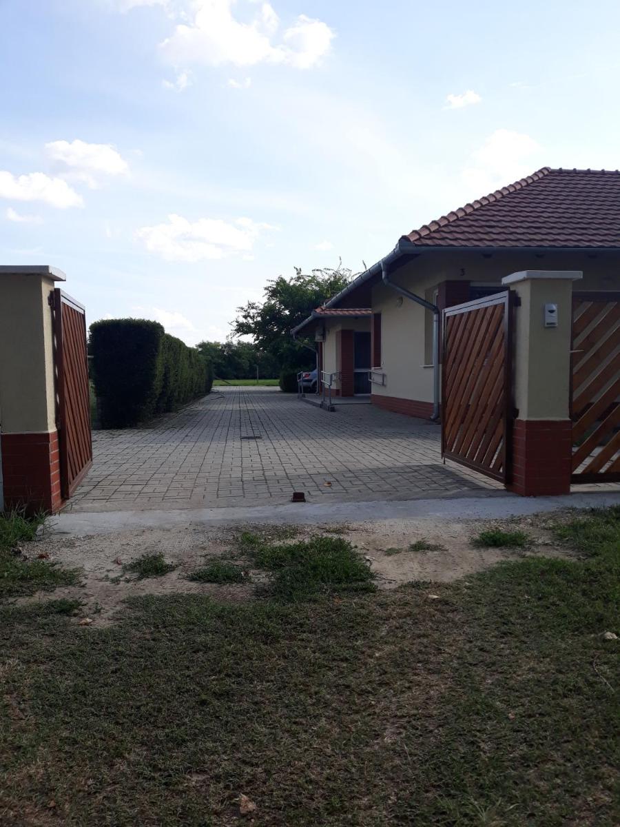 Bella Vendégház Mórahalom - Housity