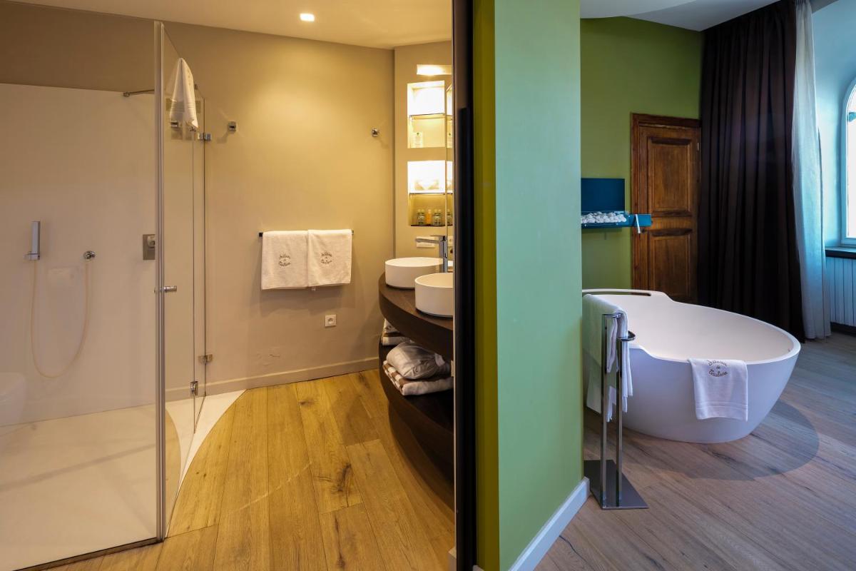 Salle de bains dans l'établissement Château et Golf De Taulane