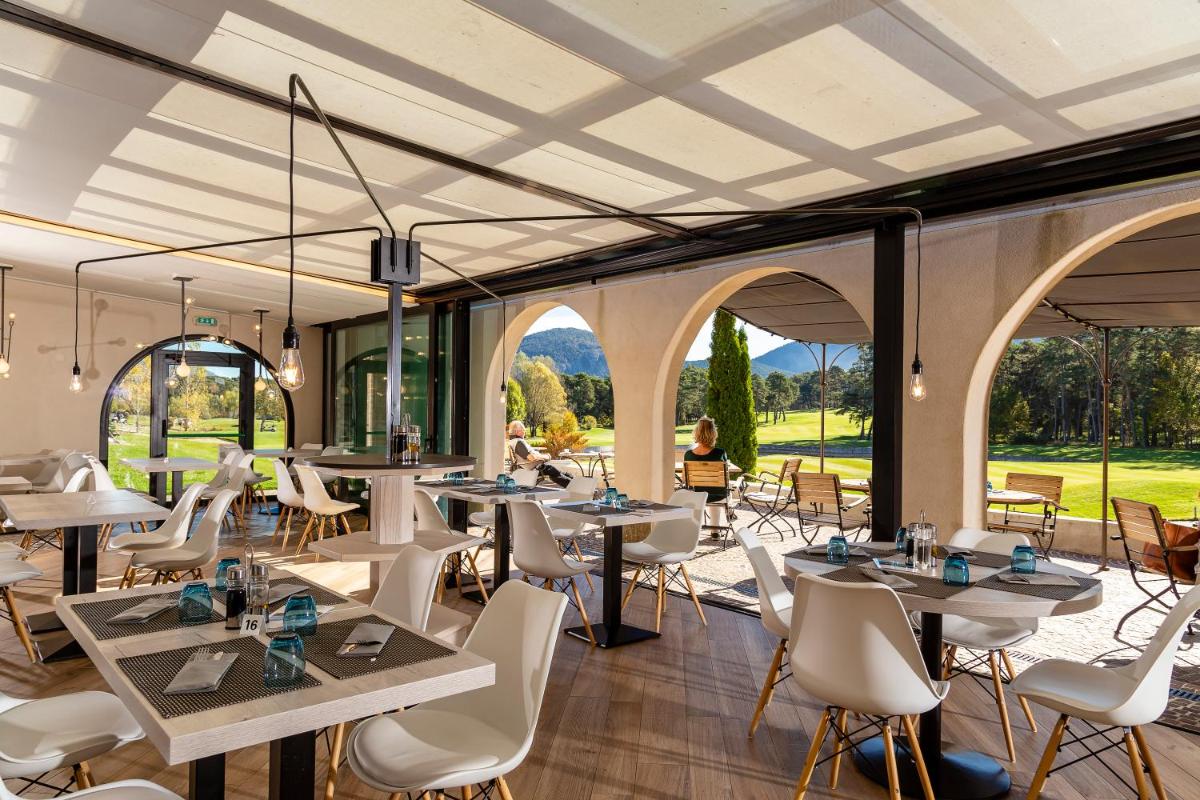 Restaurant ou autre lieu de restauration dans l'établissement Château et Golf De Taulane