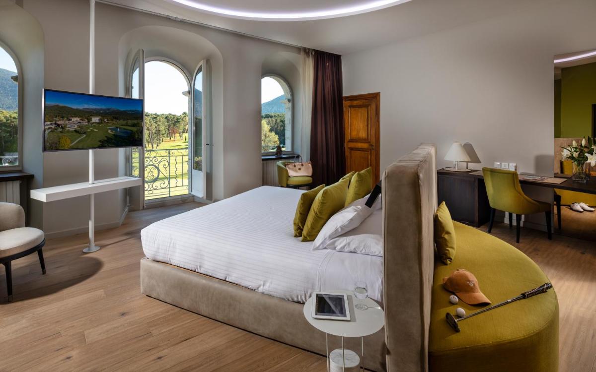 Coin salon dans l'établissement Château et Golf De Taulane
