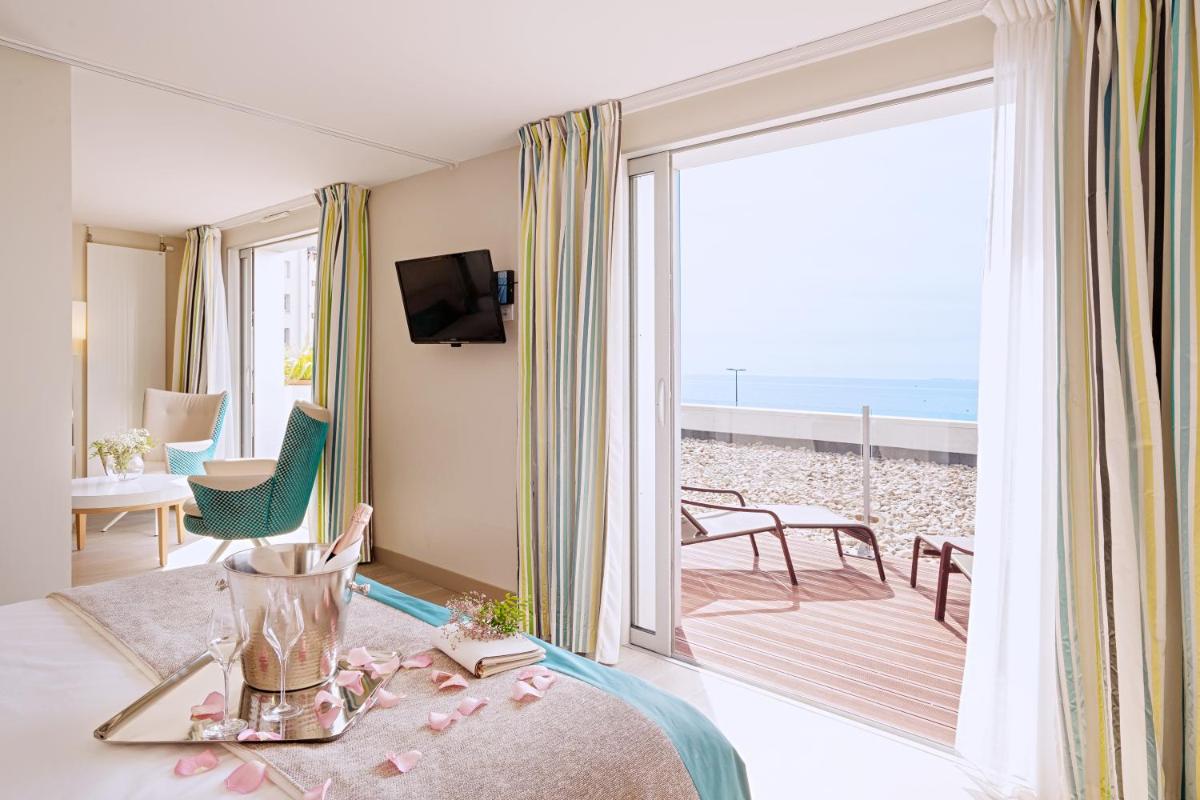 Télévision ou salle de divertissement dans l'établissement Hôtel de la Baie - Thalassothérapie PREVITHAL