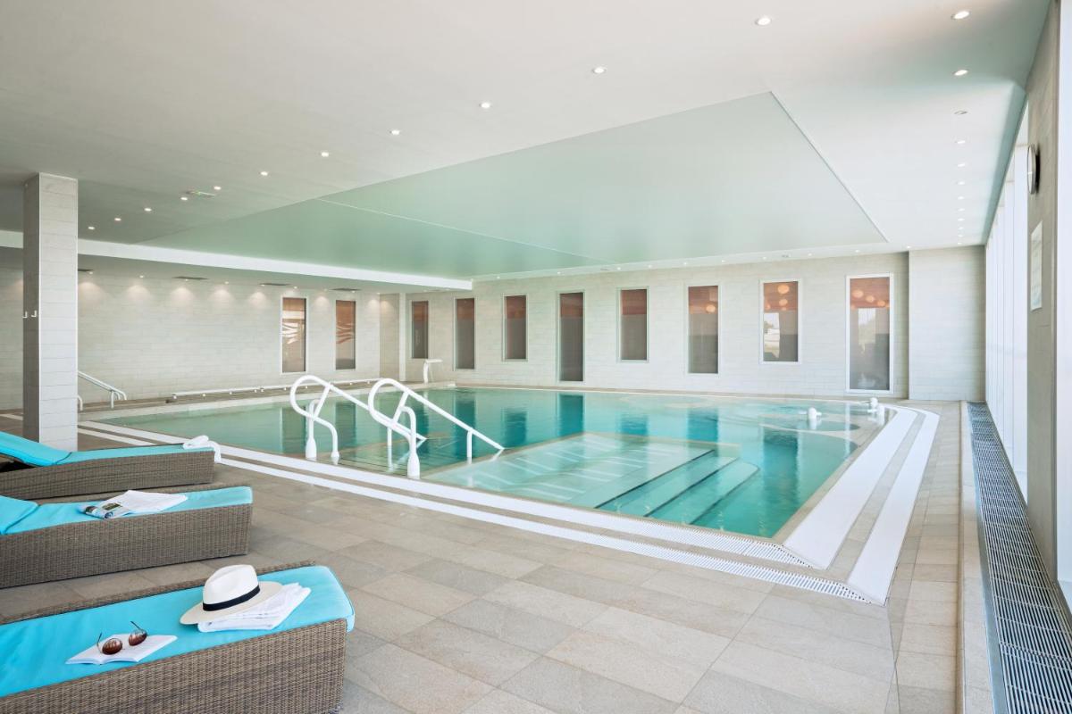 Piscine de l'établissement Hôtel de la Baie - Thalassothérapie PREVITHAL ou située à proximité