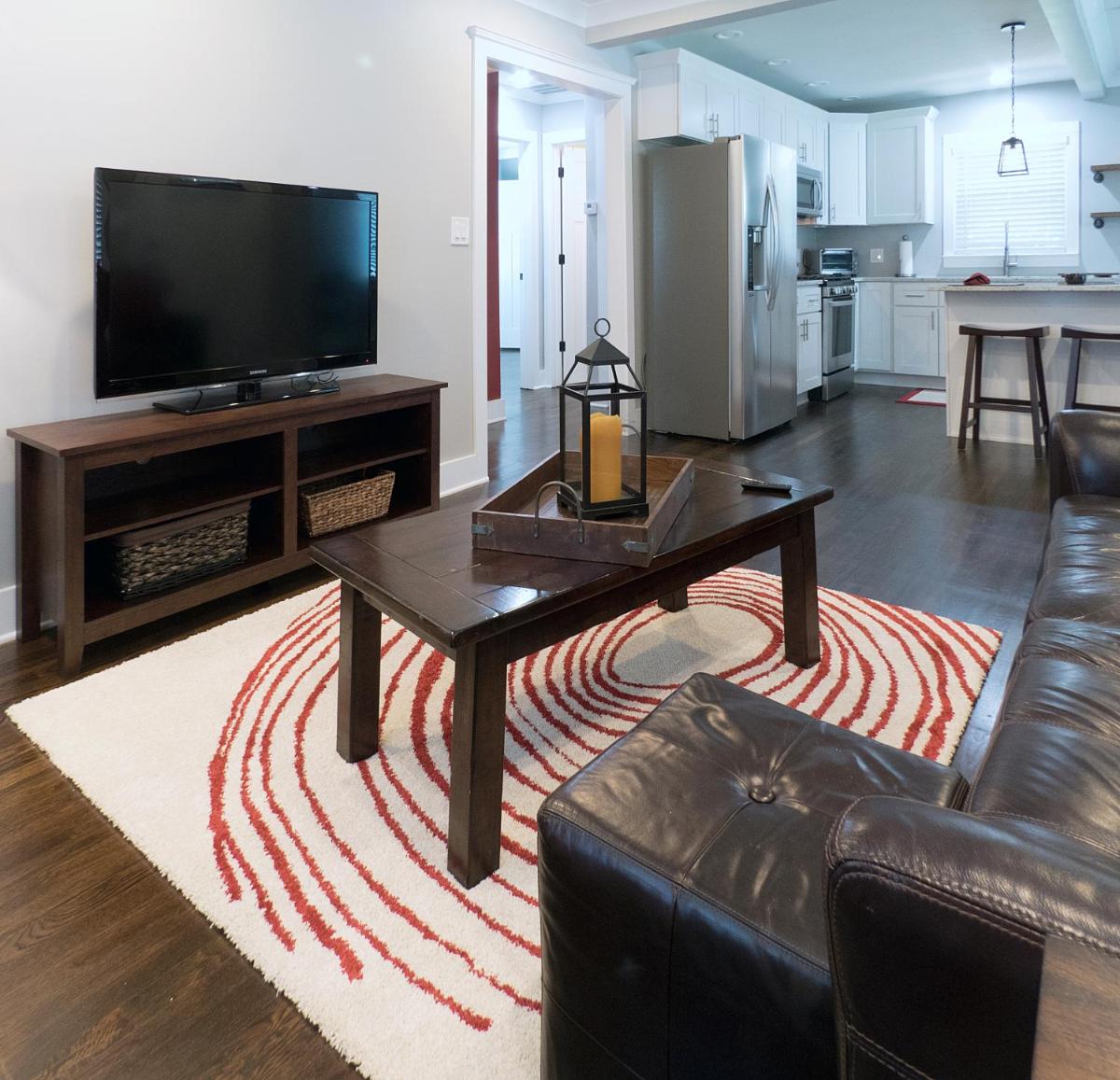 Modern Bungalow Near Downtown - Housity