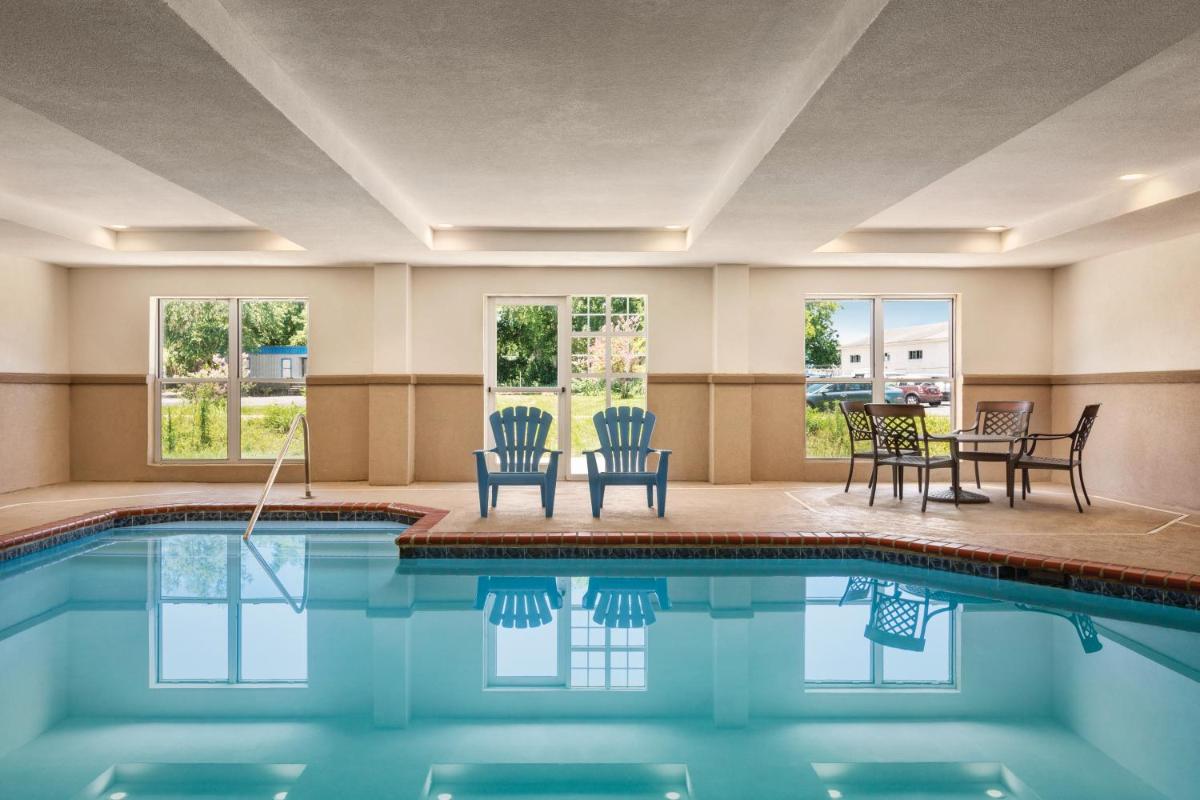 Country Inn & Suites by Radisson, Beaufort West, SC - Housity