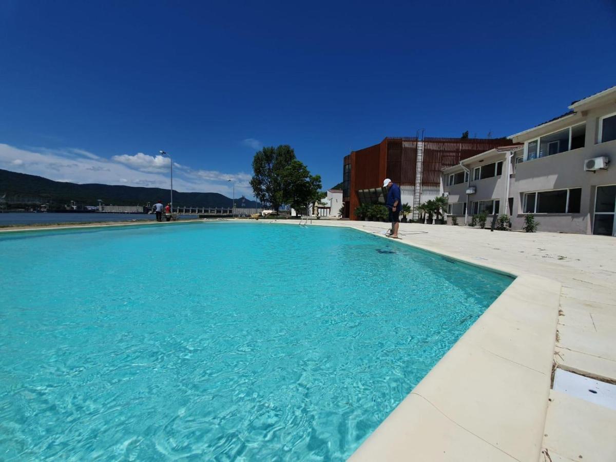 Riviera by Queens Hotel and Resort - Housity