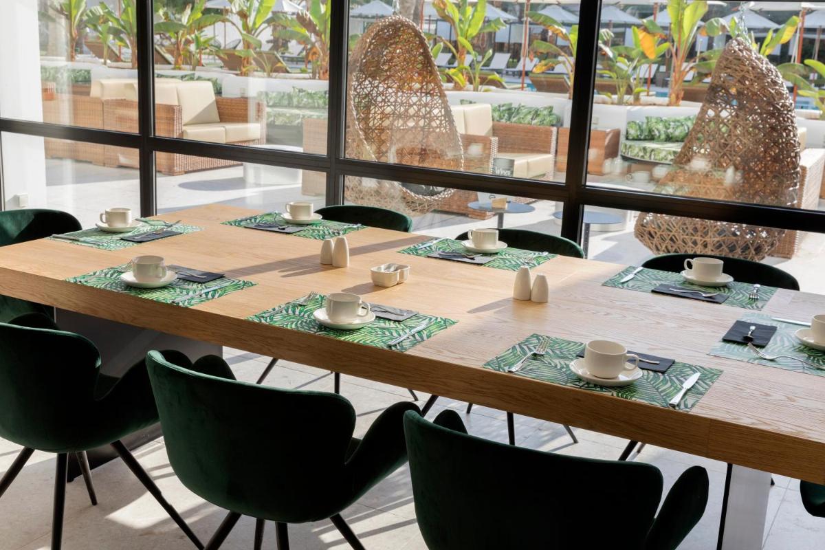 Un restaurante o sitio para comer en HM Ayron Park - Adults Only
