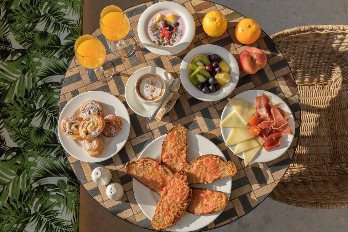 Comida en o cerca de este hotel
