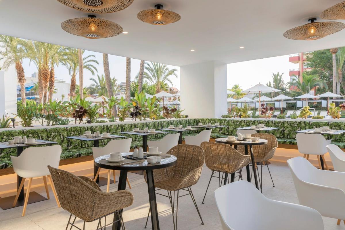Un restaurante o sitio para comer en HM Ayron Park - Adults Only