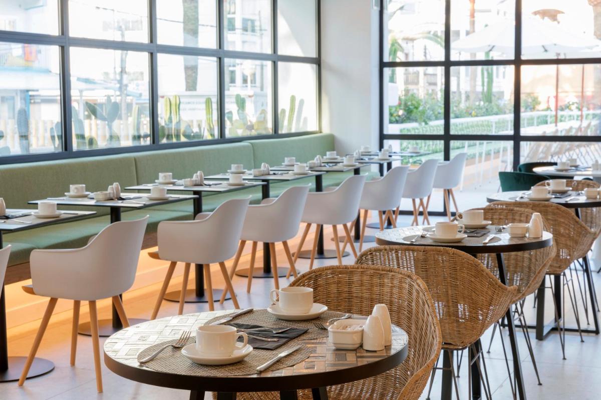 Un restaurante o sitio para comer en HM Ayron Park - Adults Only