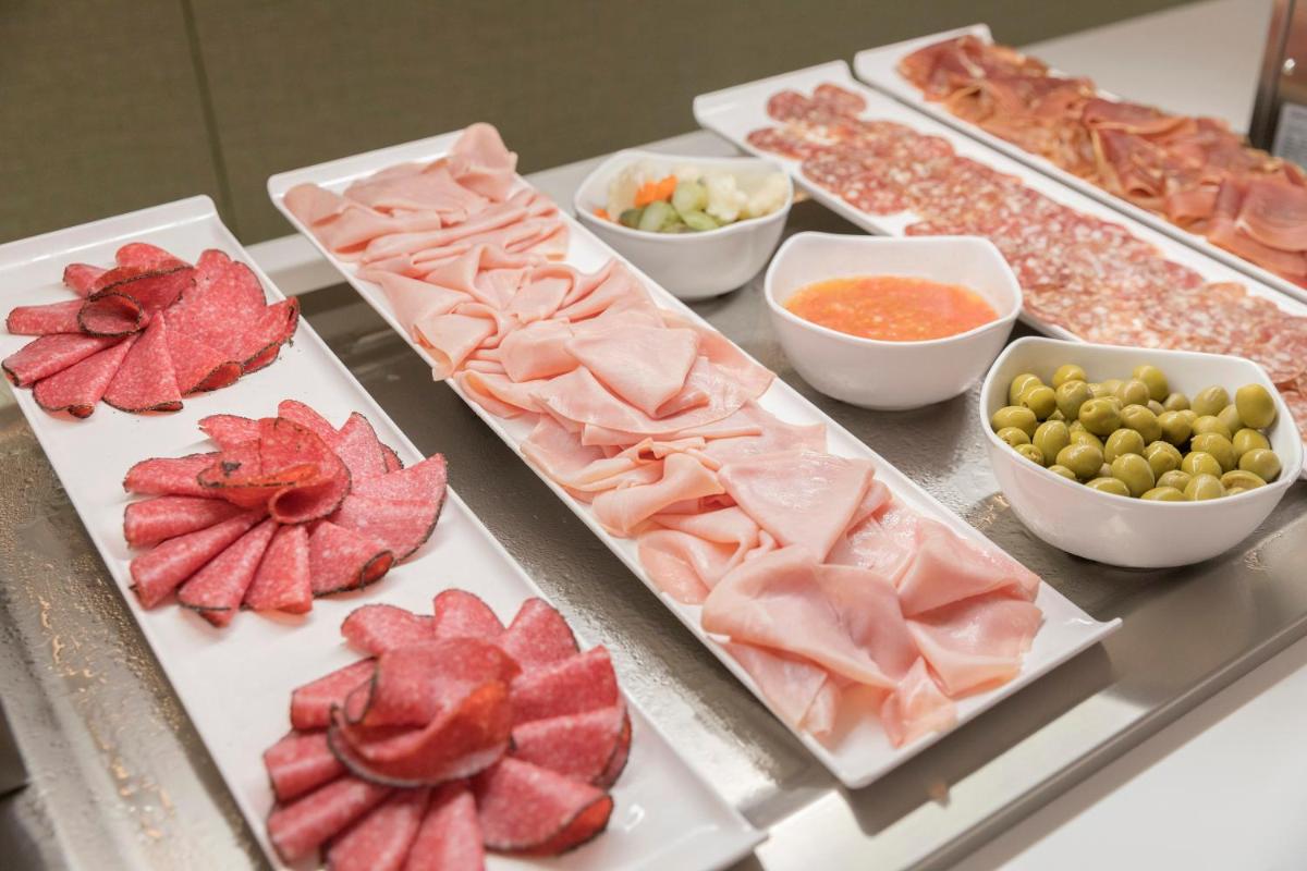 Comida en o cerca de este hotel