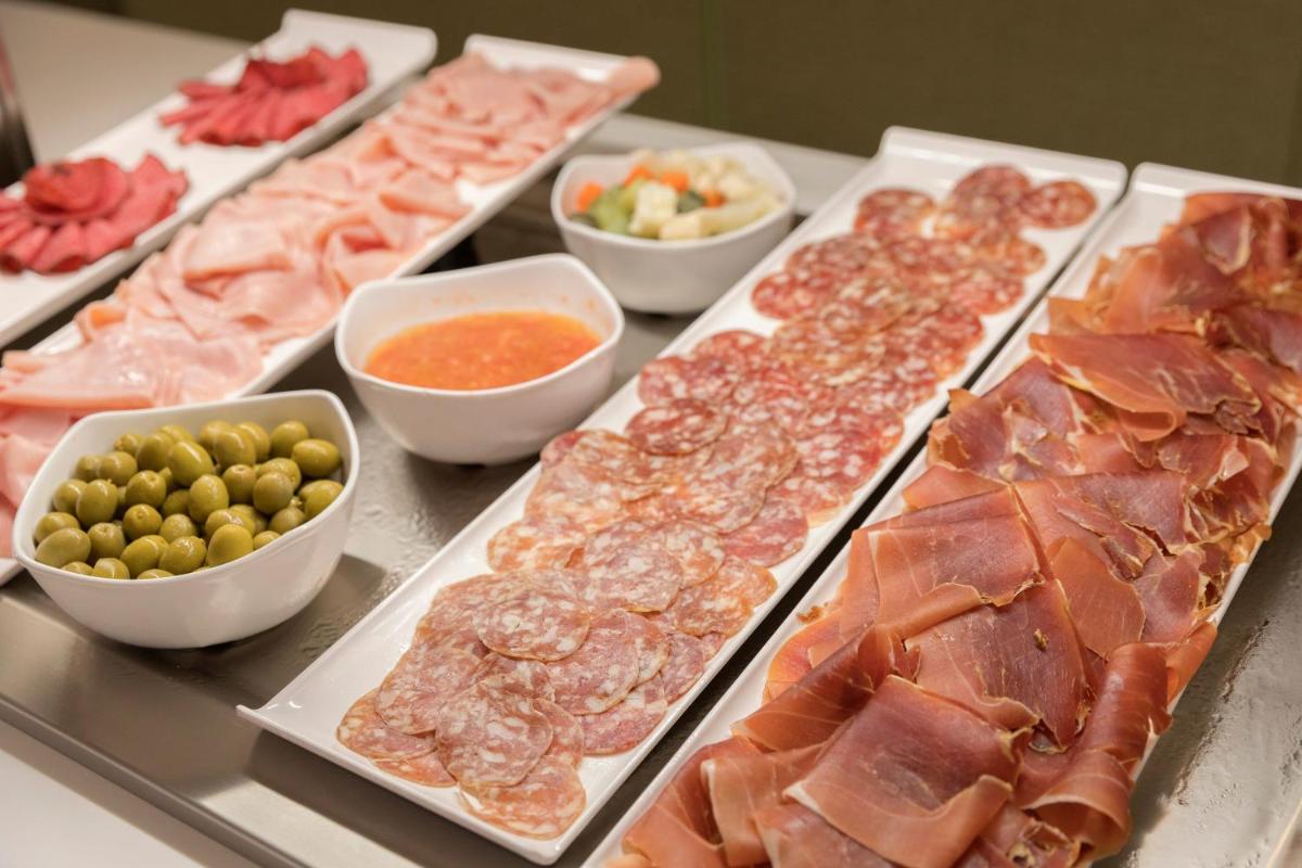 Comida en o cerca de este hotel