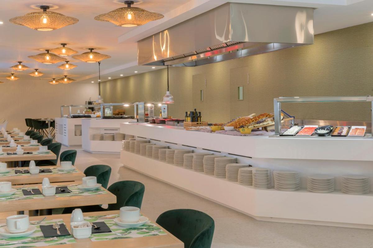 Comida en o cerca de este hotel