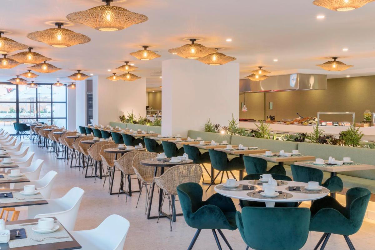 Un restaurante o sitio para comer en HM Ayron Park - Adults Only