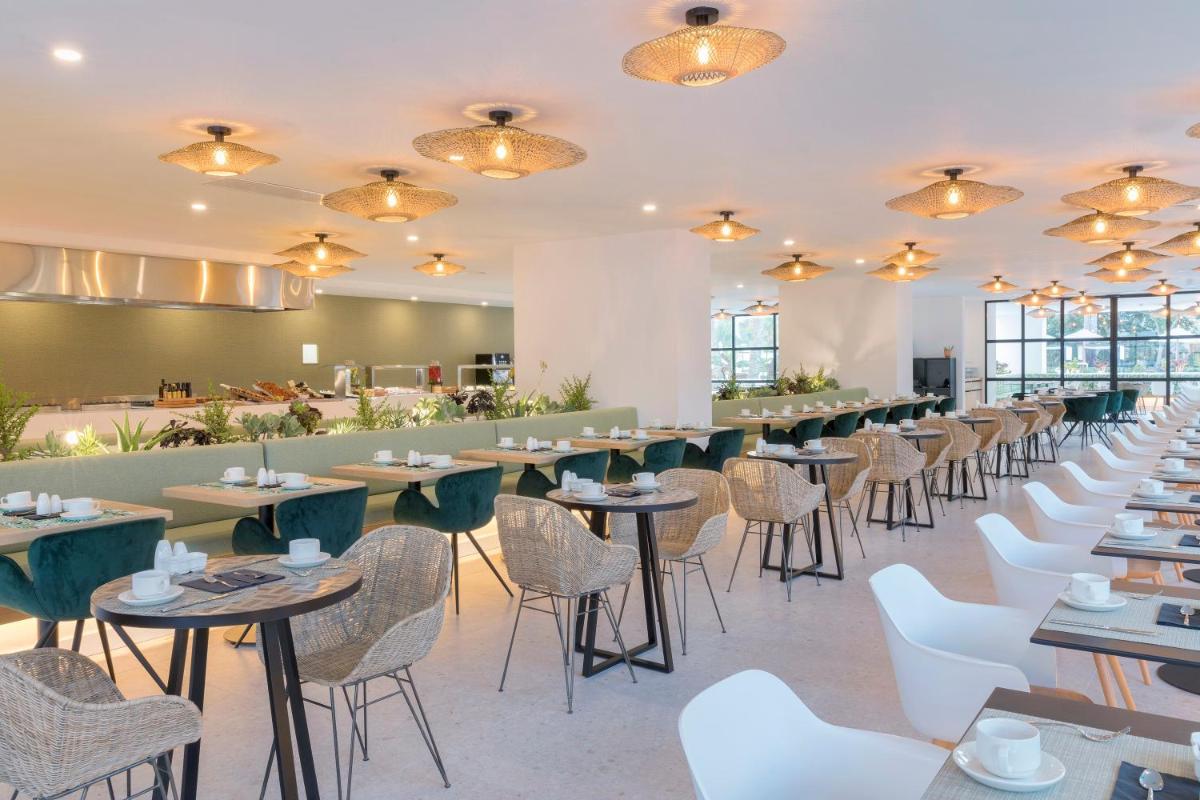 Un restaurante o sitio para comer en HM Ayron Park - Adults Only