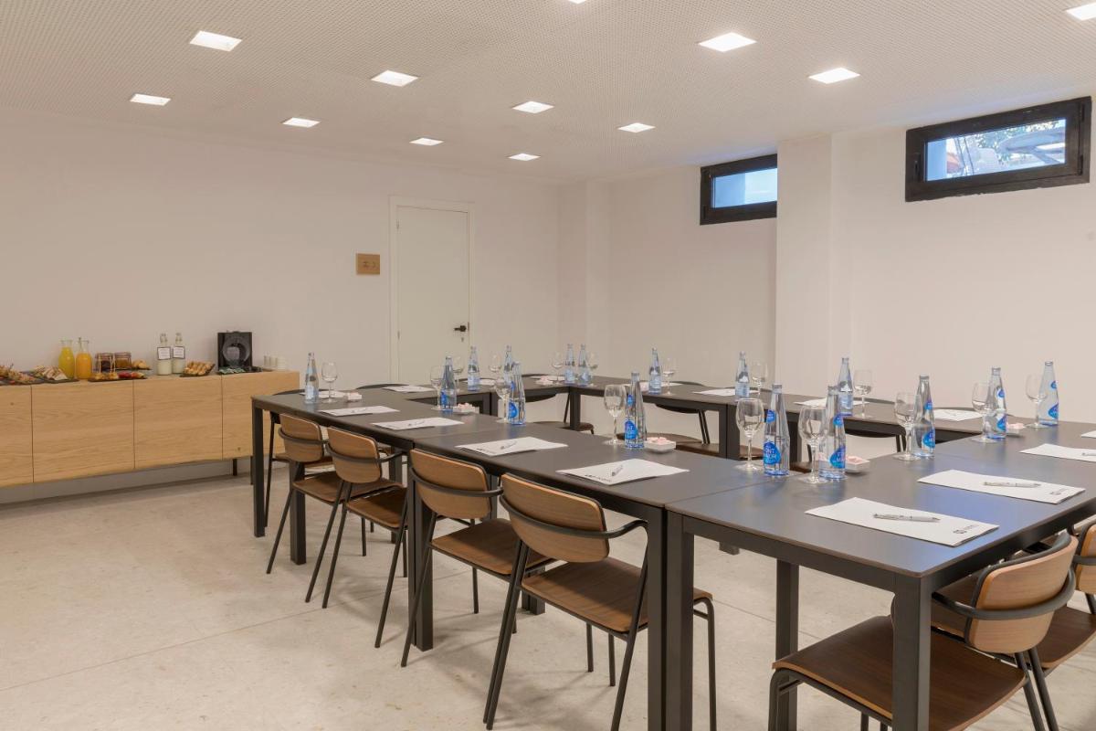 Una gran sala de conferencias con una mesa larga y sillas. en HM Ayron Park - Adults Only, en Playa de Palma 89 fotos más