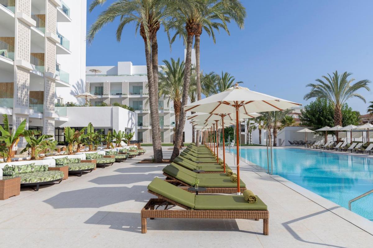 una fila de tumbonas junto a una piscina en un complejo en HM Ayron Park - Adults Only, en Playa de Palma