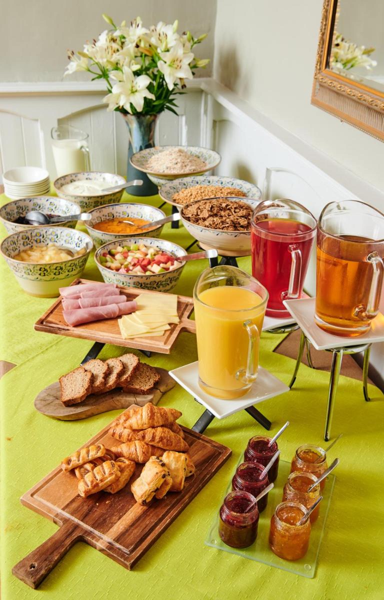 Hylands Burren Hotel - Housity