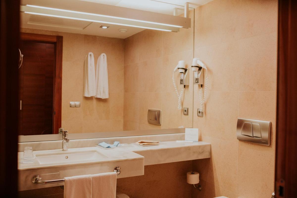 Un baño de Hotel Deloix 4* Sup
